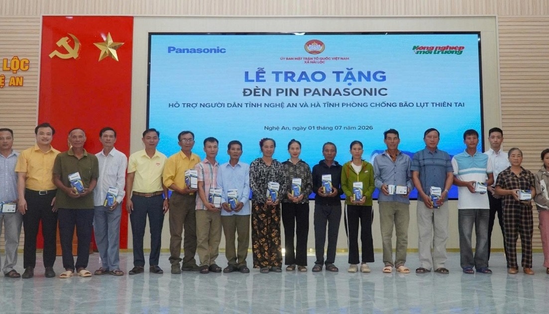 Panasonic to donate 1,000 flashlights to residents in Nghe An and Ha Tinh ahead of storm season