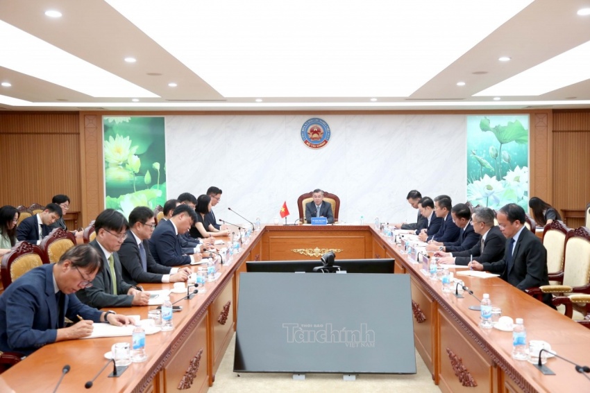 Minister of Finance meets Samsung delegation to discuss economic role