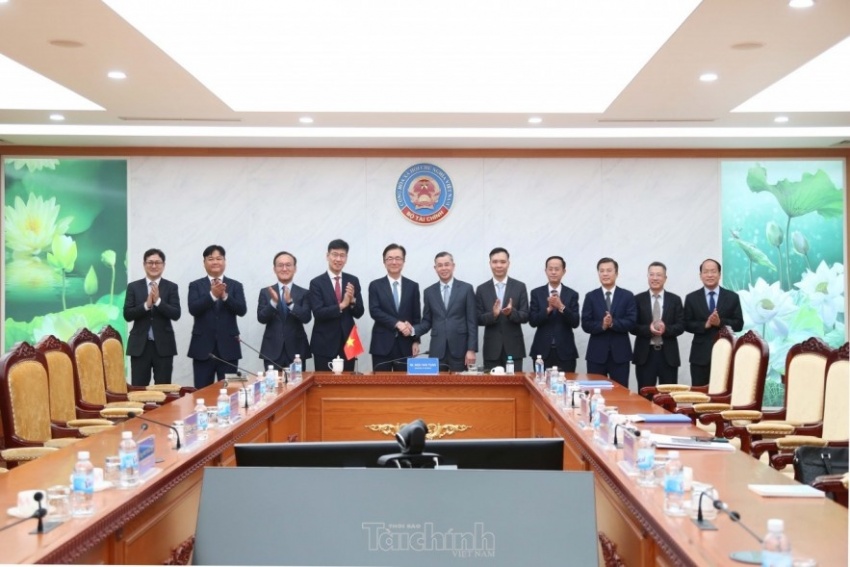 Minister of Finance meets Samsung delegation to discuss economic role