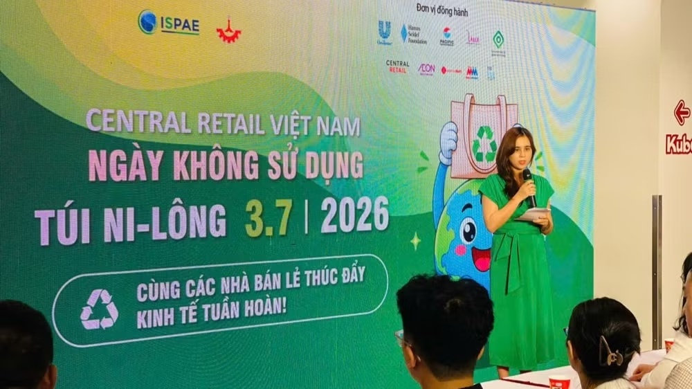 Plastic Bag Free Day was officially launched at GO! Thang Long shopping centre in Hanoi on July 3. Photo: ISPAE