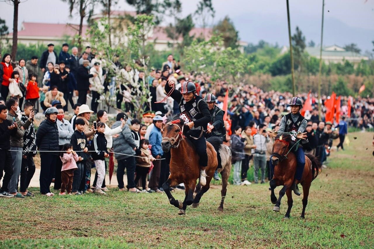 The inaugural Shanrila Muong Lo Horse Racing Tournament was held in Nghia Lo, formerly part of Yen Bai Province.