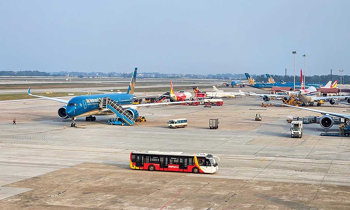 Airlines take defensive stance as fuel and FX risks loom