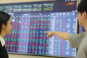 Banks step up HSX listings to support capital growth