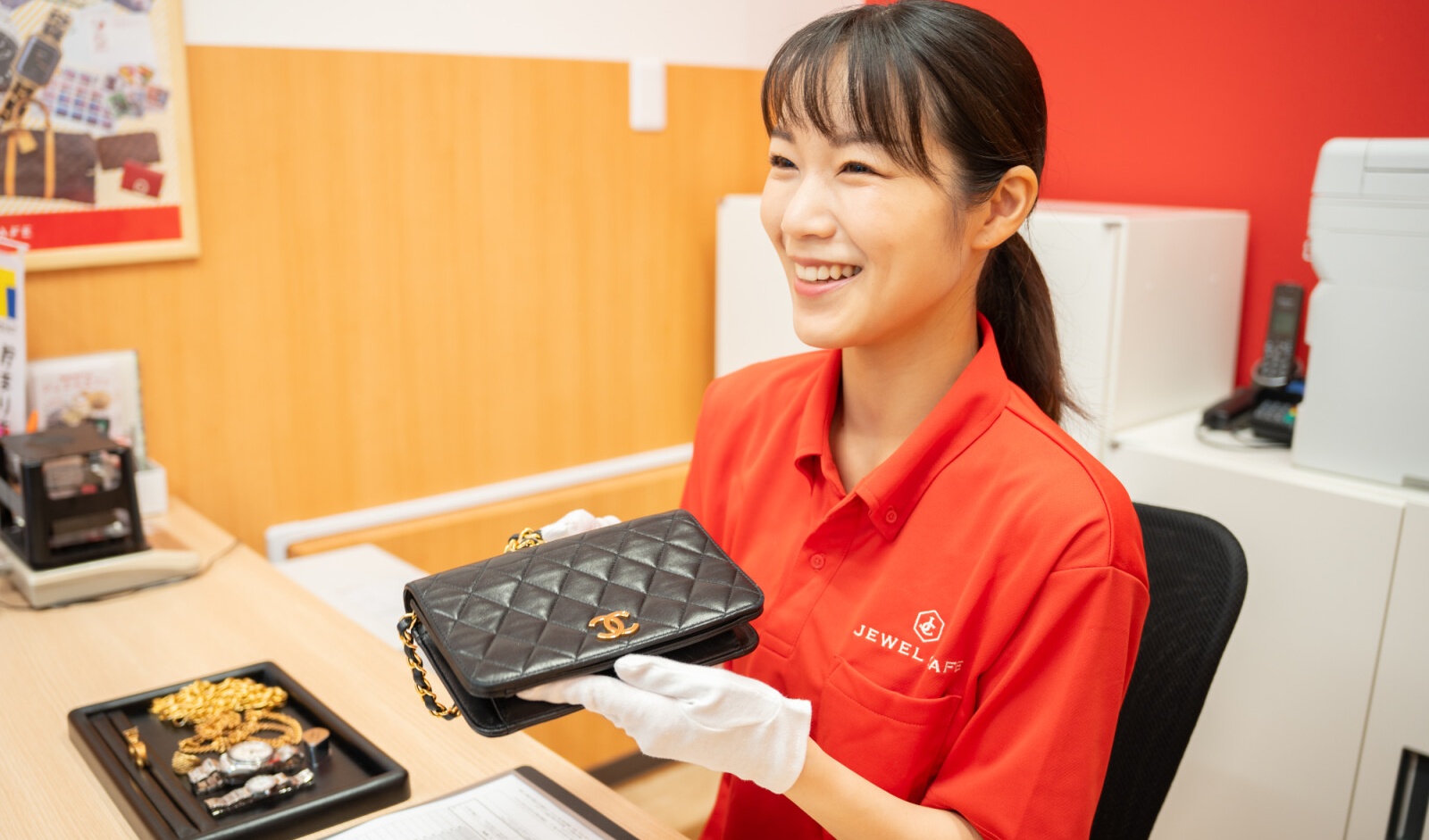 Jewel Cafe opens Tsuen Wan store as gold soars
