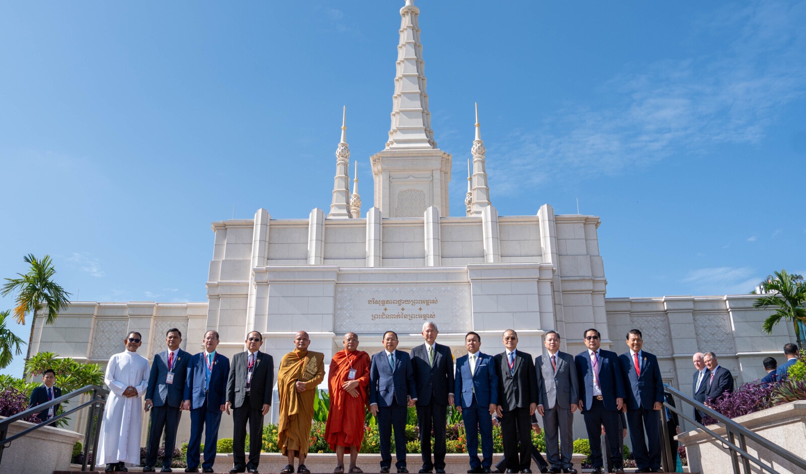 Cambodian officials commemorate completion of Phnom Penh temple