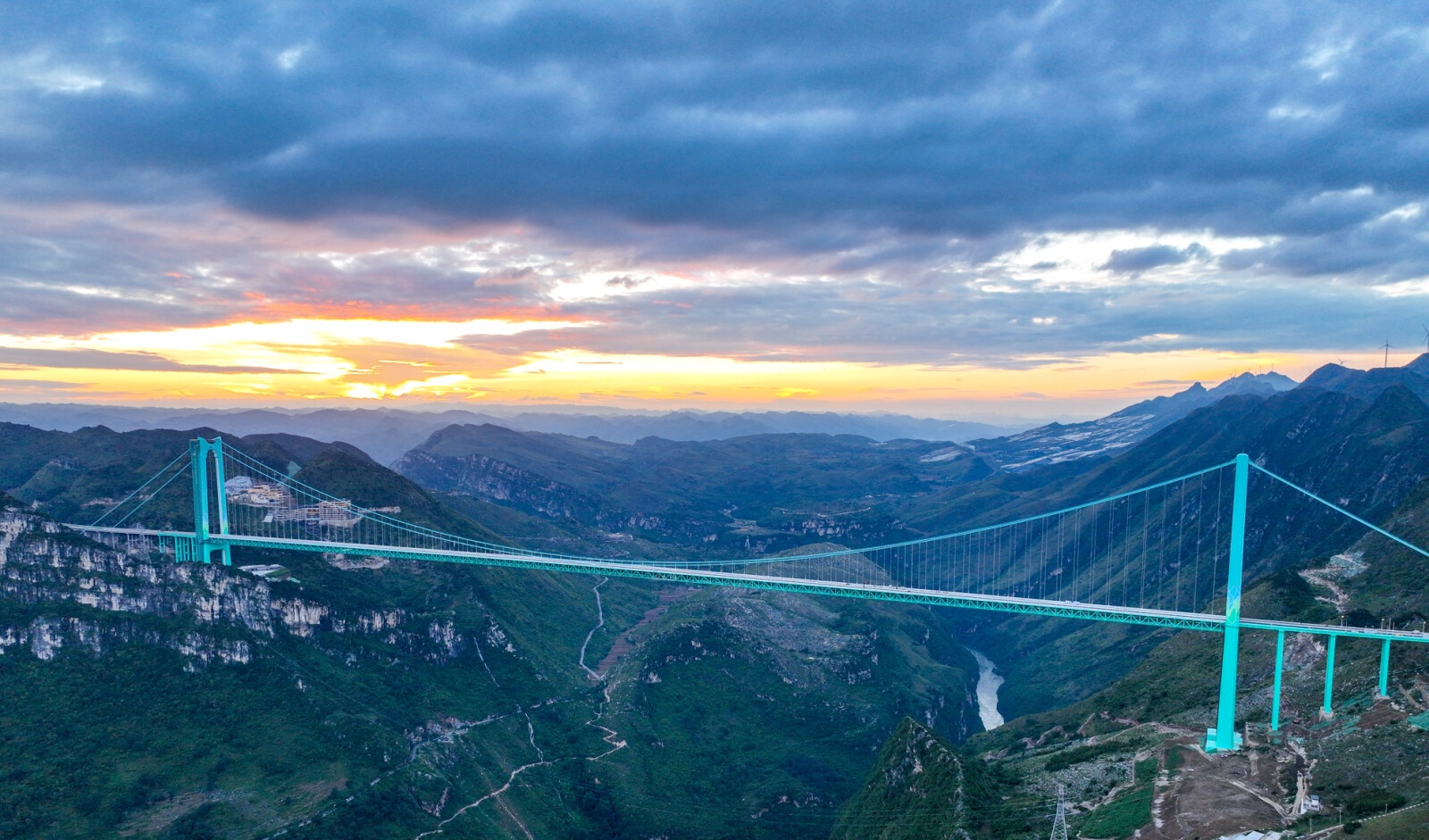 Huajiang Grand Canyon Bridge completes first summer tourism season