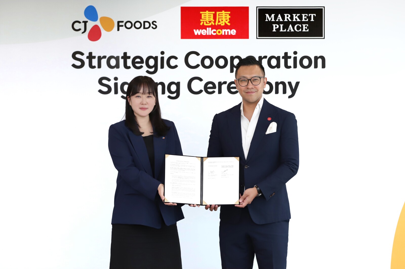 Darren Chan, Managing Director, Food, Hong Kong & Macau at DFI Retail Group (Right) and Teresa Bae, Chief Business and Strategy Officer at CJ Foods (Left), joined their respective teams at the partnership signing ceremony held in Seoul, marking a strategic collaboration to bring more Korean food choices to customers in Hong Kong through Wellcome and Market Place.