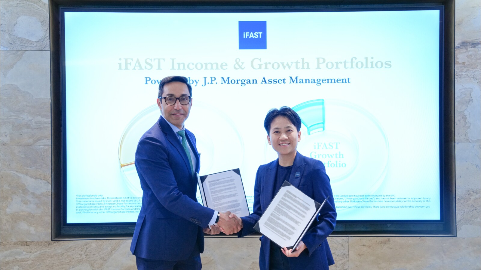 (From left) Supreet Bhan, Head of Hong Kong Intermediary Business, J.P. Morgan Asset Management; and Glory Lau, General Manager, Platform Services, iFAST Financial HK