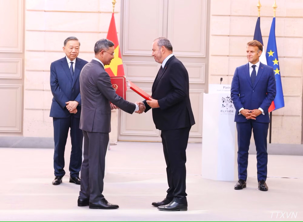 Vietnam and France exchange financing agreements for water management project in Dien Bien
