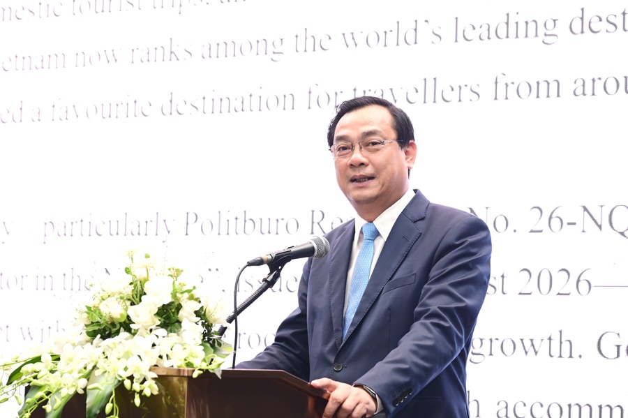 Nguyen Trung Khanh, Chairman of the Vietnam National Authority of Tourism, speaks at the awards ceremony. Photo: TITC