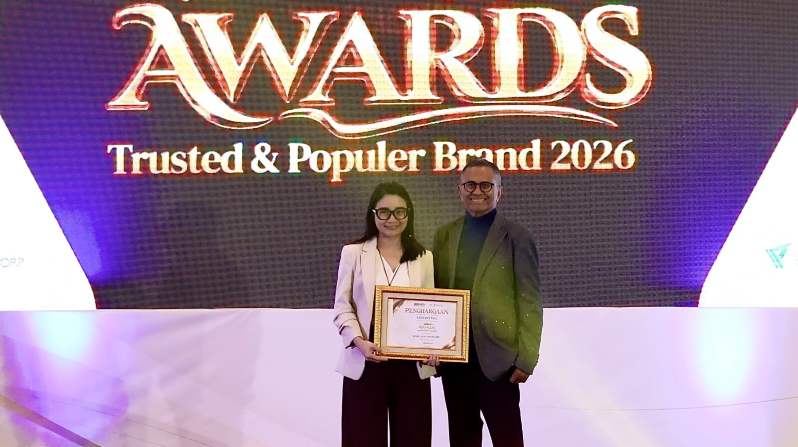 VinFast representative accepts the "Trusted and Popular Brand 2026" award for the VF 3 in the Passenger BEV category at the Disway Awards 2026.