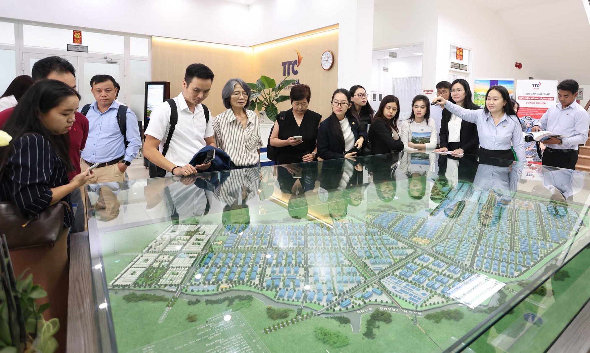 Investors explore Thanh Thanh Cong industrial zone ecosystem