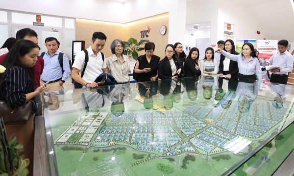 Investors explore Thanh Thanh Cong industrial zone ecosystem