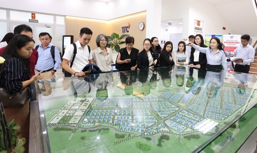 Investors explore Thanh Thanh Cong industrial zone ecosystem Investors explore Thanh Thanh Cong industrial zone ecosystem