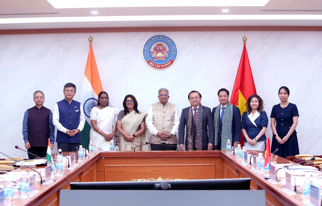 Deputy Minister of Finance meets Gujarat delegation in Hanoi