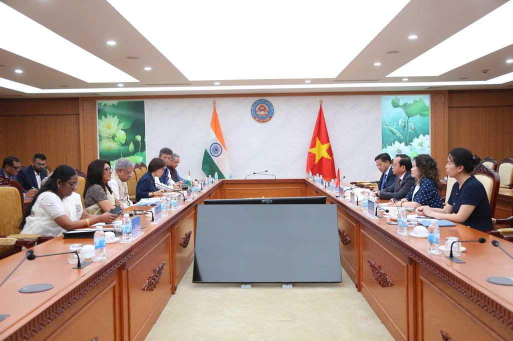 Deputy Minister of Finance meets Gujarat delegation in Hanoi