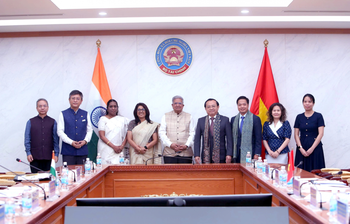 Deputize Form Deputy Minister of Finance meets Gujarat delegation in Hanoi