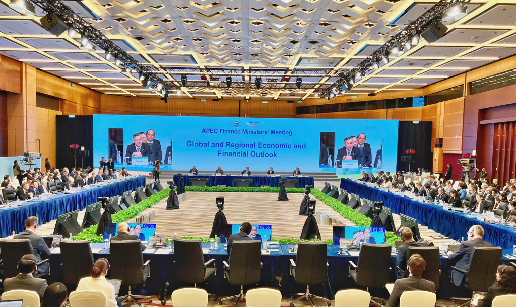 Finance Minister outlines Vietnam's growth path at APEC meeting
