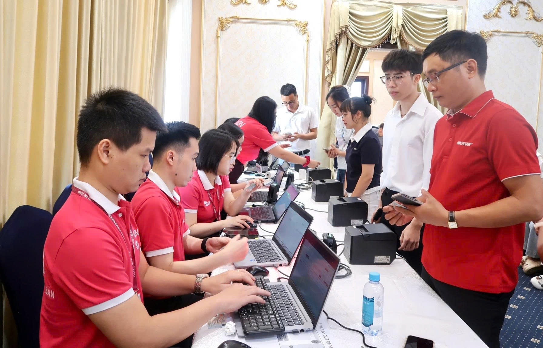Mass Recruitment Days for AEON Hai Duong, AEON Thanh Hoa and AEON Ha Long attracted thousands of candidates. Photo: AEON