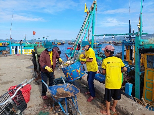 Around 100 fishers and 30 trawlers are involved in Fishing for Litter activities