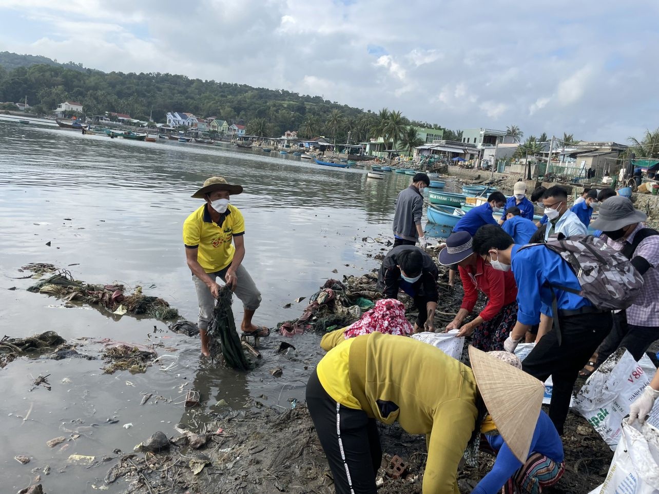 The joint clean-up effort at the beach was a hands-on experience for all volunteers
