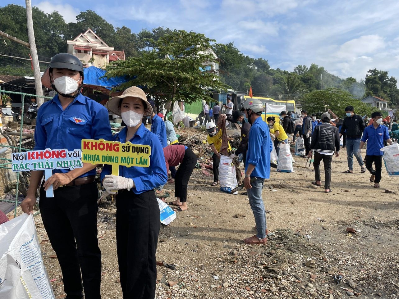 To further raise awareness within the local community and online, volunteers were equipped with colourful signs and posters stating clear messages like “Say no to plastic waste“ and “Don’t use single-use plastics“