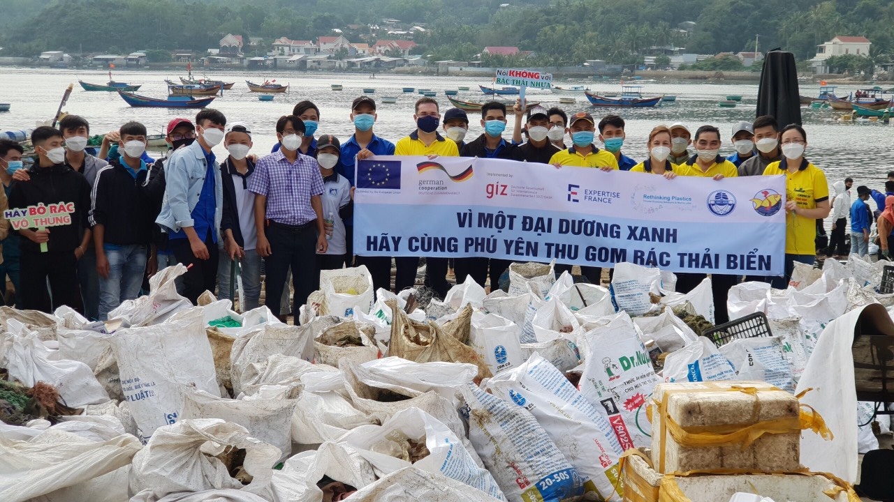 “For a blue ocean, join Phu Yen in collecting marine waste” was the proud message that the volunteers at Xuan Dai Bay presented – not just with banners but also hard work