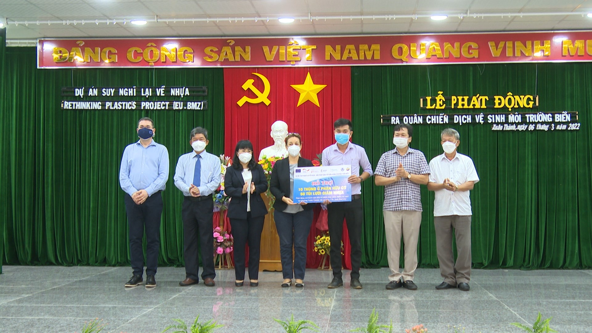 Quertamp presented a symbolic donation of 10 bins of organic waste and 50 net bags to the People's Committee of Xuan Thanh – a donation which was later realised at the clean-up at Xuan Dai Bay