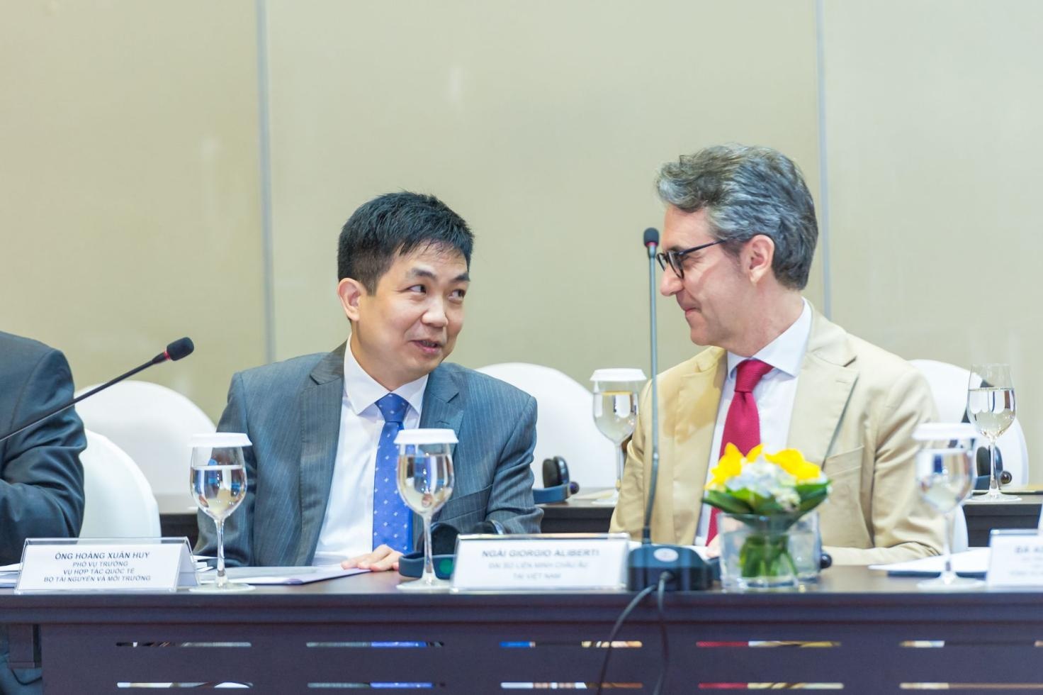 Hoang Xuan Huy, Deputy Director of the Department of International Cooperation under MoNRE (left) and Giorgio Aliberti, EU Ambassador of the European Union to Vietnam