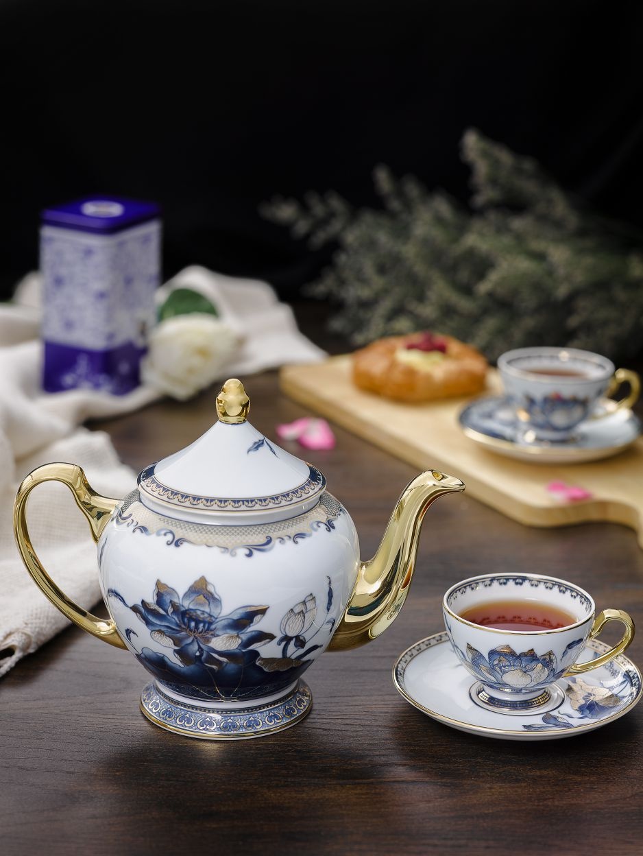 The Lotus Pearl tea set is one of the masterpieces of Minh Long Ceramics, using lotus as the main decorative motif
