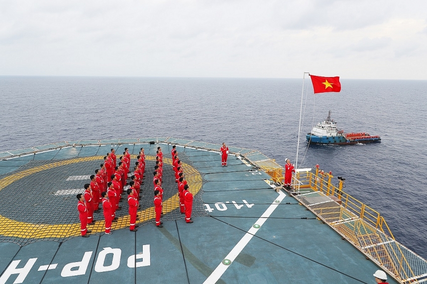 petrovietnam draws up scenarios to cope with double impact on oil and gas industry