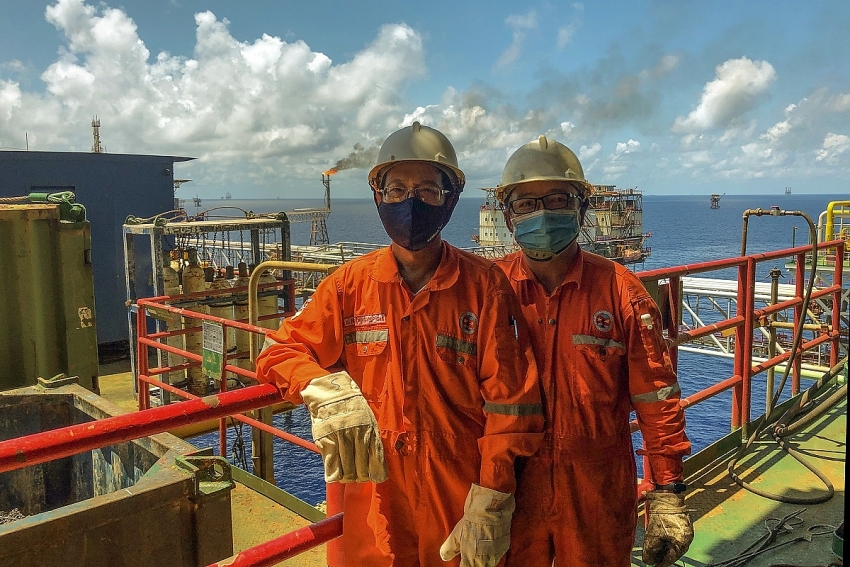 petrovietnam workers put in maximum effort to overcome oil price fall and covid 19