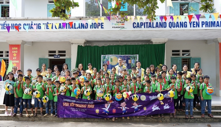 capitaland delivers gifts and bursary to more than 1400 students in autumn festival