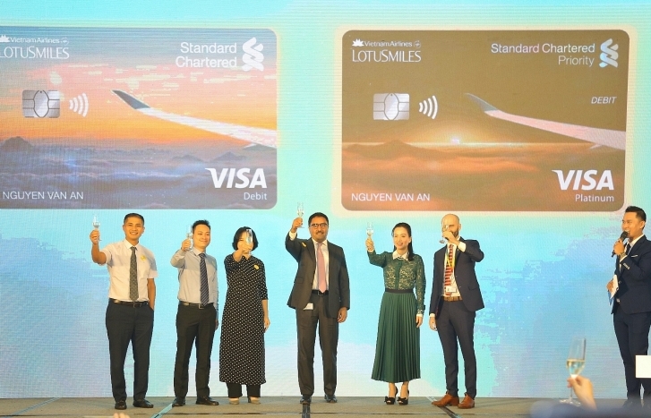 Standard Chartered Vietnam and Vietnam Airlines launch air mile reward bank account