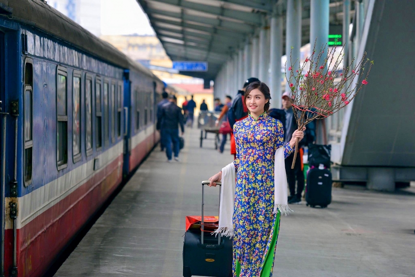 vietnamese people journey home for the eve of lunar new year