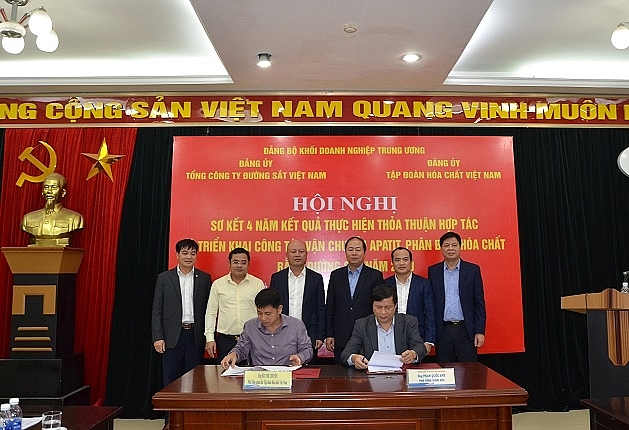 vietnam railways and vinachem sign new co operation agreement for 2020