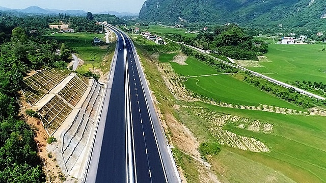 Deputy minister stops PPP model for Hoa Binh-Moc Chau Expressway