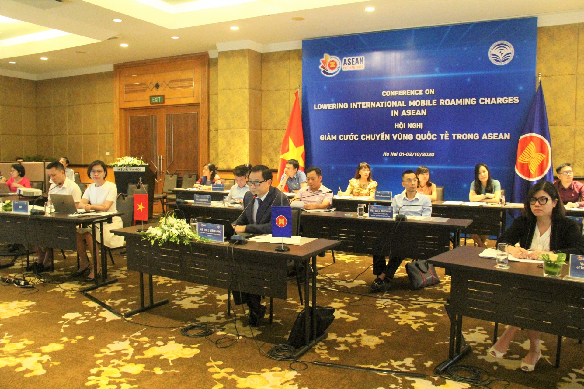 ASEAN seeks to cut regional mobile roaming fee
