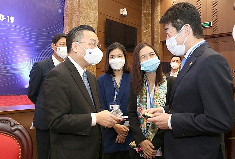 Hanoi holds dialogue to solve FIEs’ challenges