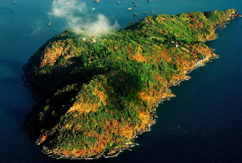 feast your eyes on unique photos of vietnams islands and coasts
