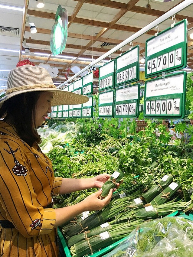 vietnamese supermarkets replacing plastic bags with banana leaves