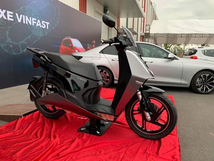 v9 new e scooter of vinfast show up