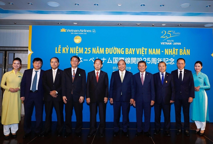 vietnam airlines celebrates 25th anniversary of vietnam japan route
