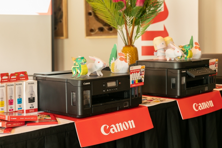 new canon instant camera can shoot and print while on the move