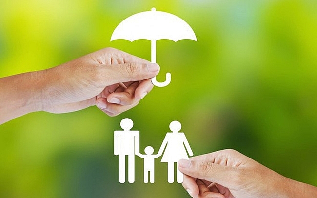 life insurance widens sales to pharmaceuticals and supermarkets