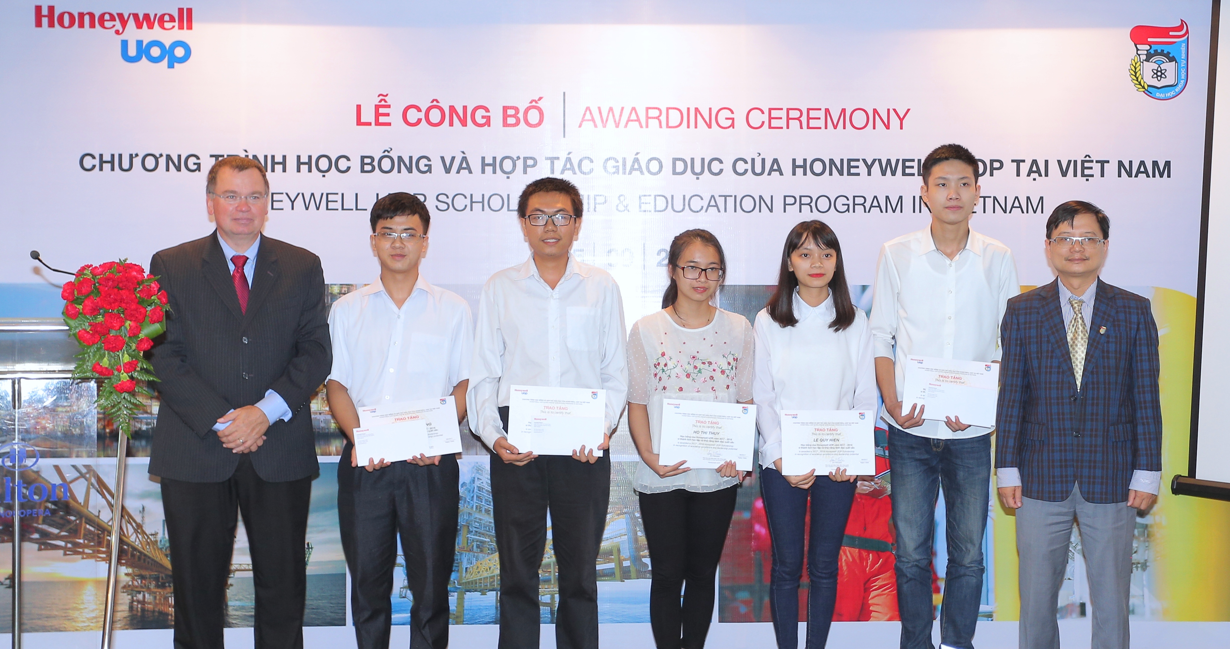 Honeywell awards 20 scholarships to chemical engineer students in Vietnam