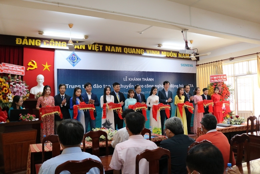 Siemens helps cultivate future engineering students in Vietnam