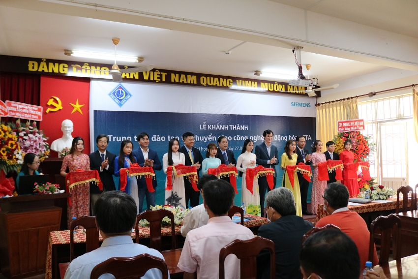siemens helps cultivate future engineering students in vietnam