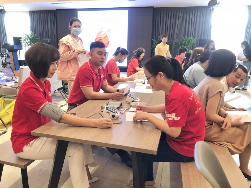 generali vietnam supports children in northwest vietnam and stages blood donation drive
