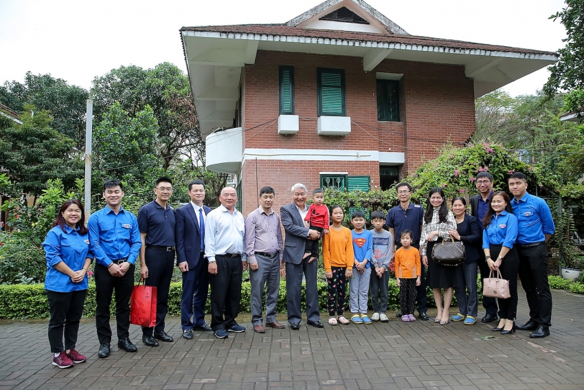 taiwan excellence donates fruits to sos childrens village hanoi